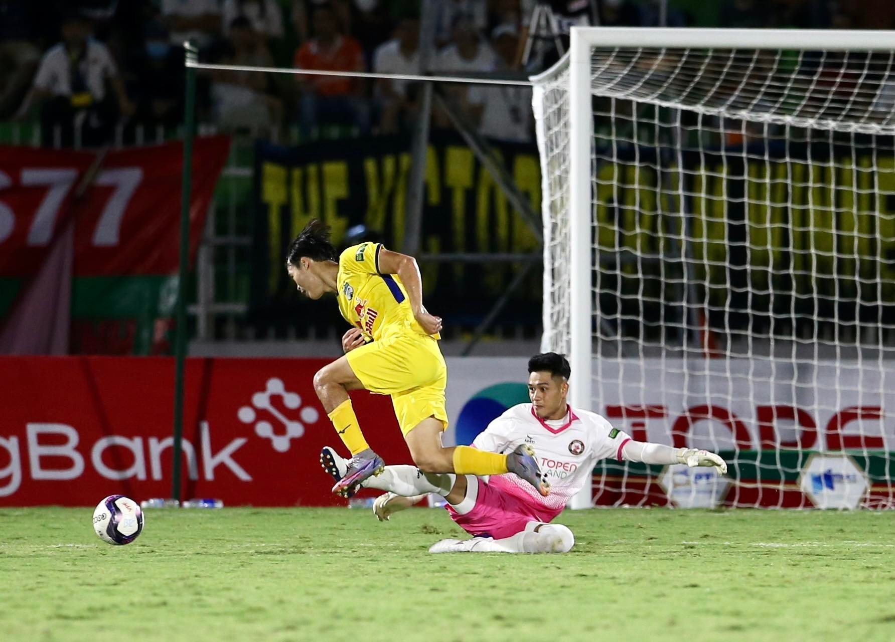 CLB Binh Dinh vs HAGL anh 2