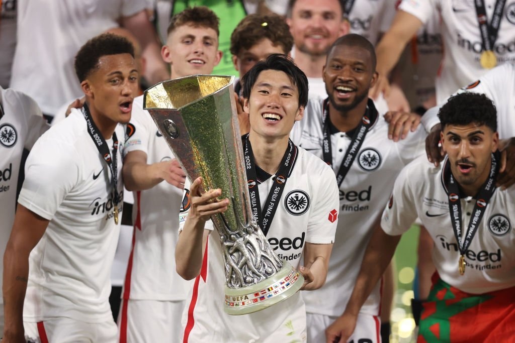 Dan sao chau A khuay dao bong da chau Au mua vua qua anh 2