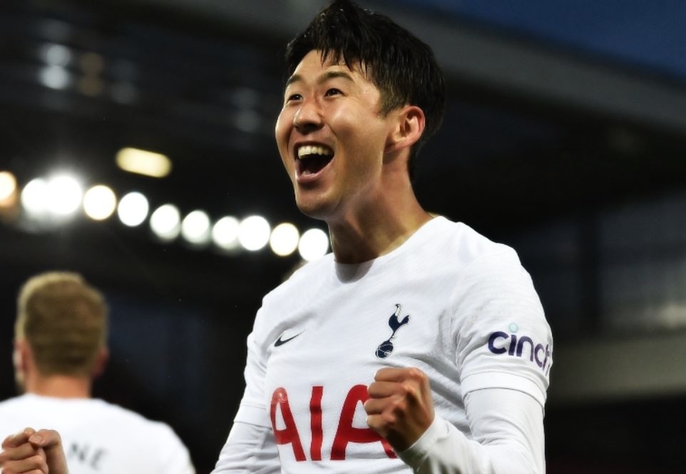 Dan sao chau A khuay dao bong da chau Au mua vua qua hinh anh