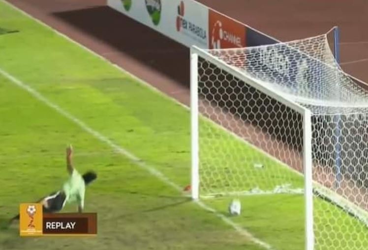 Cau thu U19 Campuchia bi tuoc ban thang nhu Frank Lampard anh 1