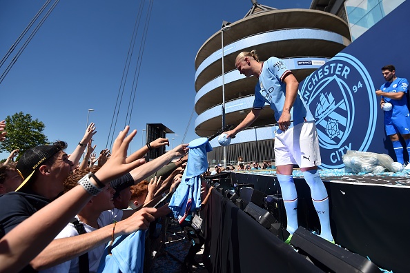 Haaland thach thuc Man United trong le ra mat Man City anh 5