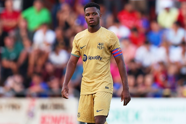 Barca bi doi hang 5 cam hoa 1-1 anh 5