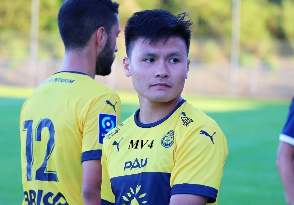 HLV Pau khich le Quang Hai va dong doi hinh anh