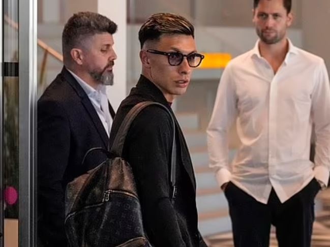 Tan binh thu 3 cua MU den Anh bang may bay rieng hinh anh