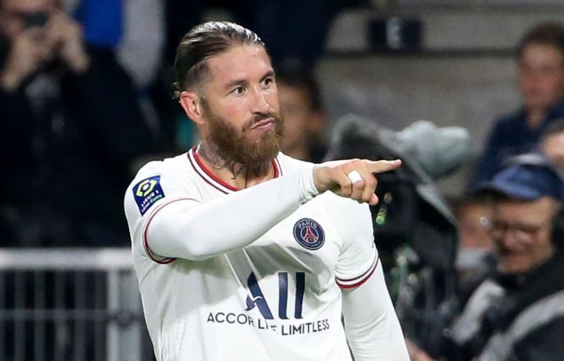 Messi nhuong Ramos da penalty trong tran thang 2-0 cua PSG hinh anh