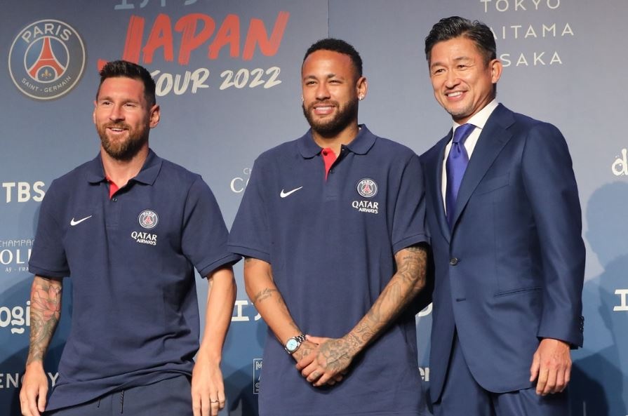 Messi, Mbappe gap go huyen thoai bong da Nhat Ban hinh anh