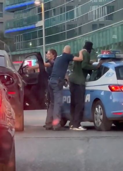 Nha vo dich Serie A bi canh sat Italy nham la ke xa sung anh 1