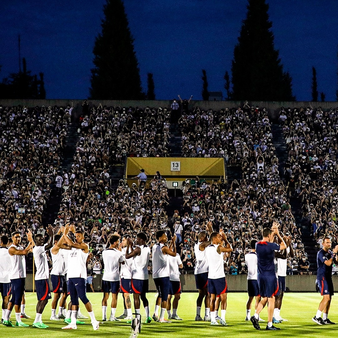 Messi cung dong doi tao con sot o Nhat Ban anh 2