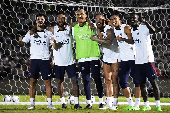 Messi cung dong doi tao con sot o Nhat Ban anh 6