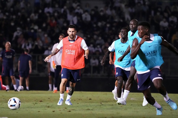 Messi cung dong doi tao con sot o Nhat Ban anh 3