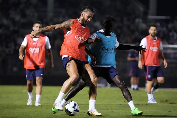 Messi cung dong doi tao con sot o Nhat Ban anh 5