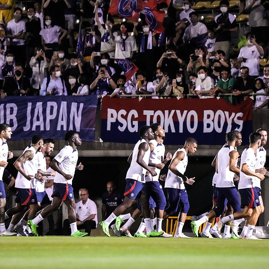 Messi cung dong doi tao con sot o Nhat Ban anh 1