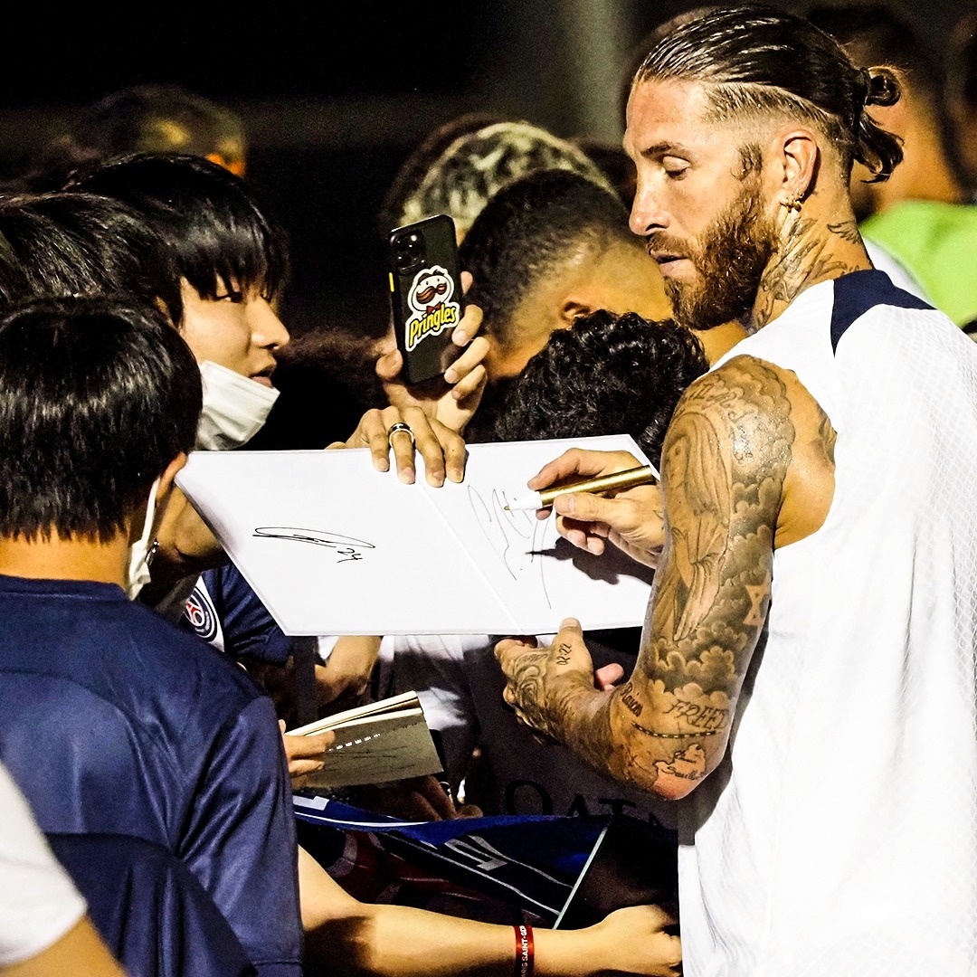 Messi cung dong doi tao con sot o Nhat Ban anh 7