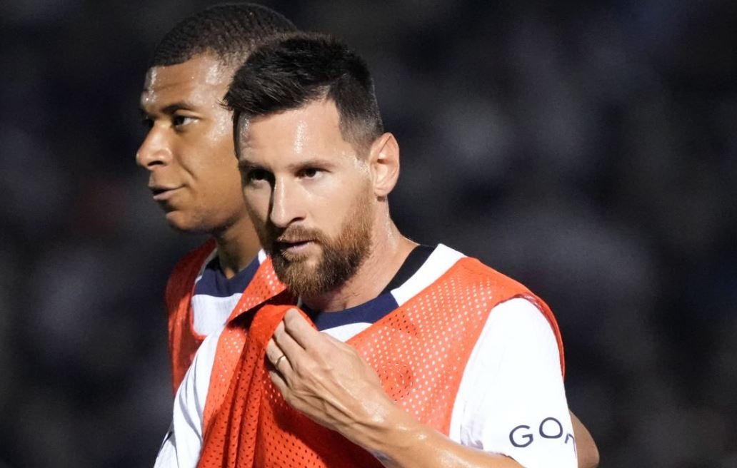 Messi cung dong doi tao nen con sot o Nhat Ban hinh anh