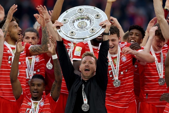 HLV Bayern Munich mia mai Barcelona hinh anh