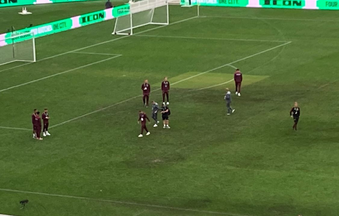 Man United thi dau tren san bun o Australia anh 5