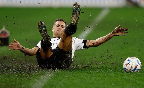 Man United phai thi dau tren san 'ruong' o Australia hinh anh