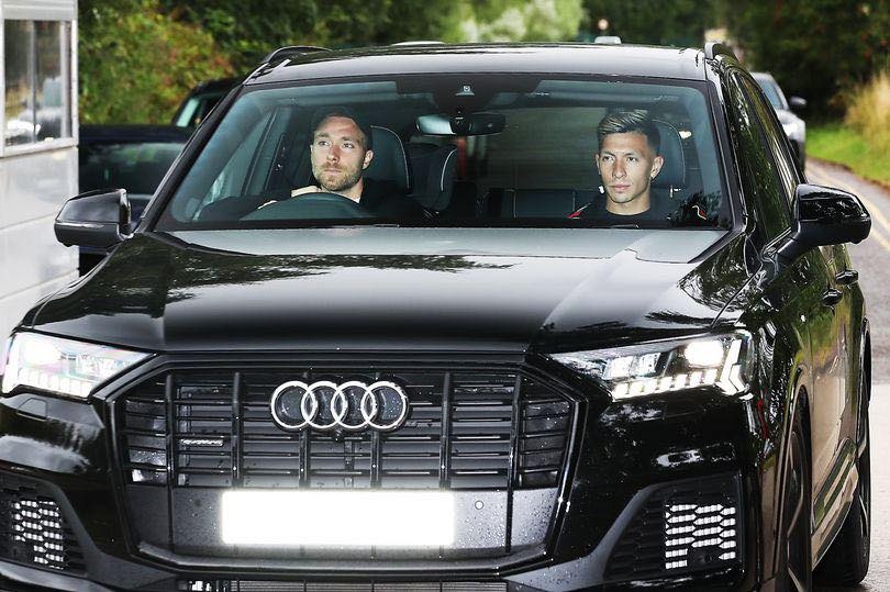 2 tan binh MU lan dau den Carrington hinh anh