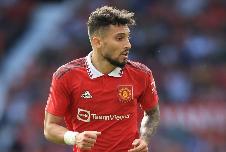 Man United chuan bi chia tay them 2 cau thu hinh anh