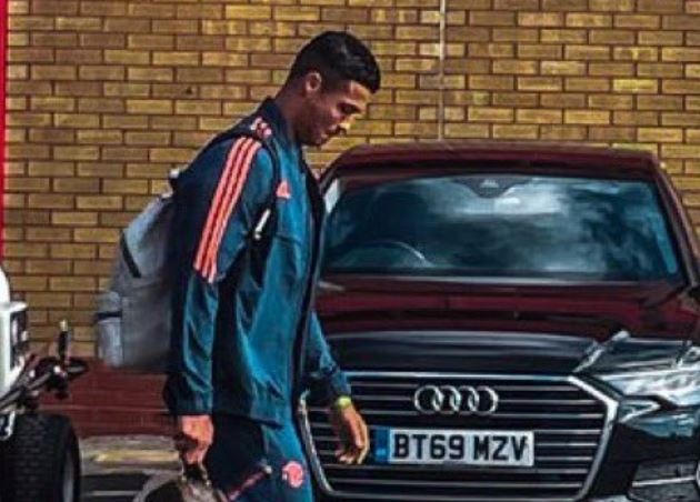 4 dong doi cung Ronaldo ra ve khi tran dau chua ket thuc hinh anh