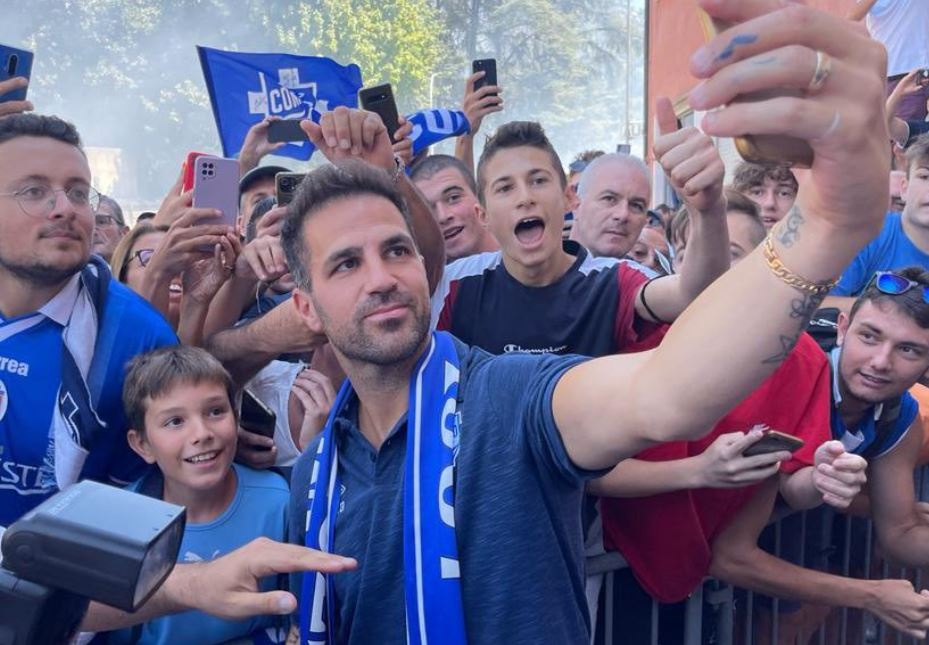 Fabregas lam chu tich doi bong vua dau quan hinh anh