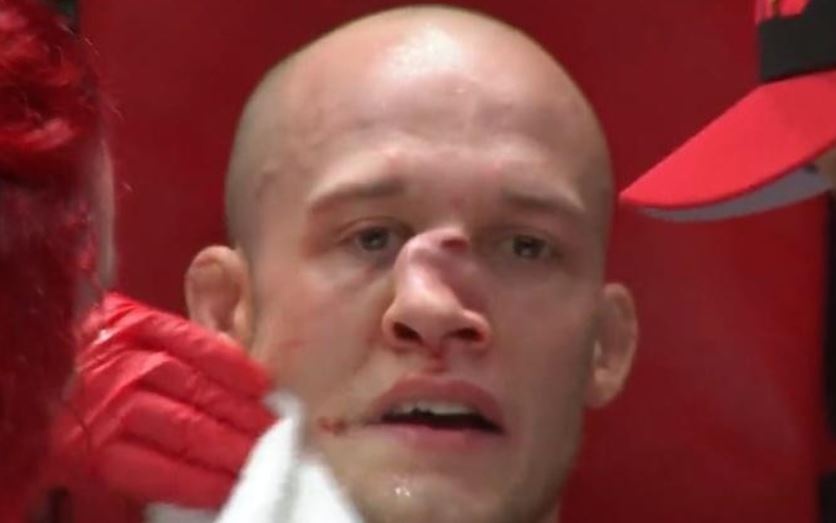 Vo si bi bien dang mui sau cu len goi tu doi thu hinh anh