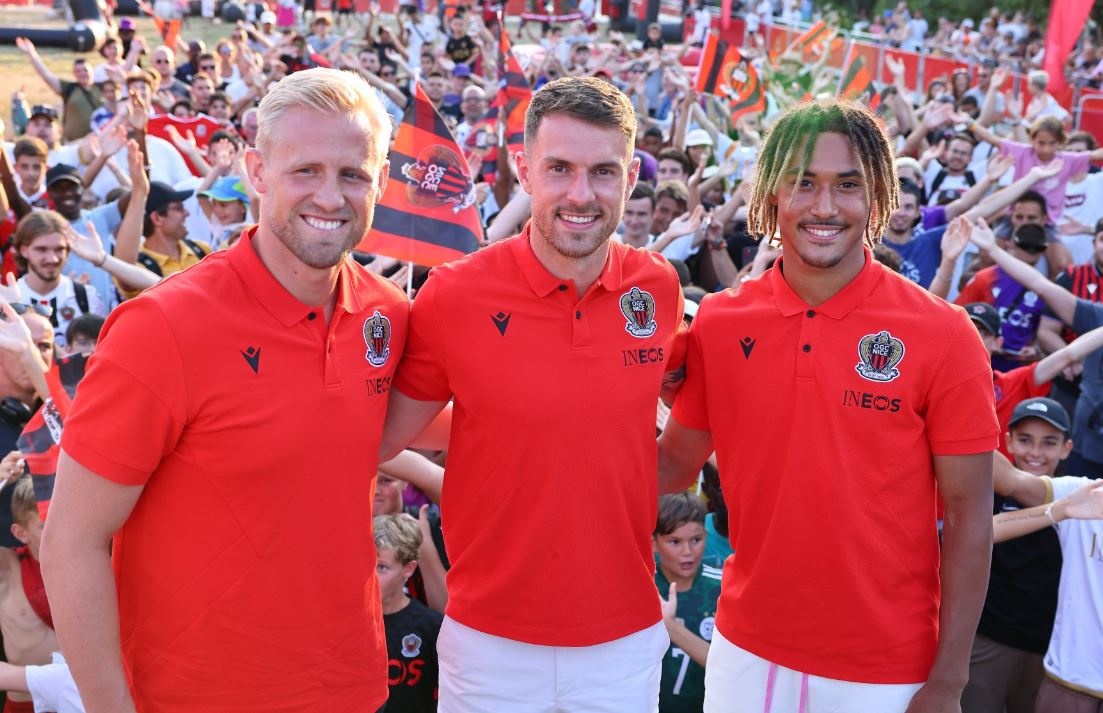 Schmeichel roi Leicester sau 11 nam gan bo anh 1