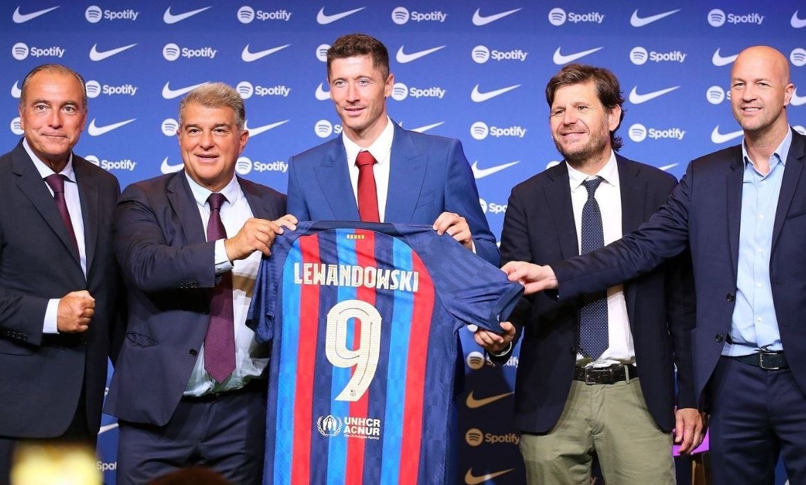 Barca tuoc ao so 9 cua Depay anh 1