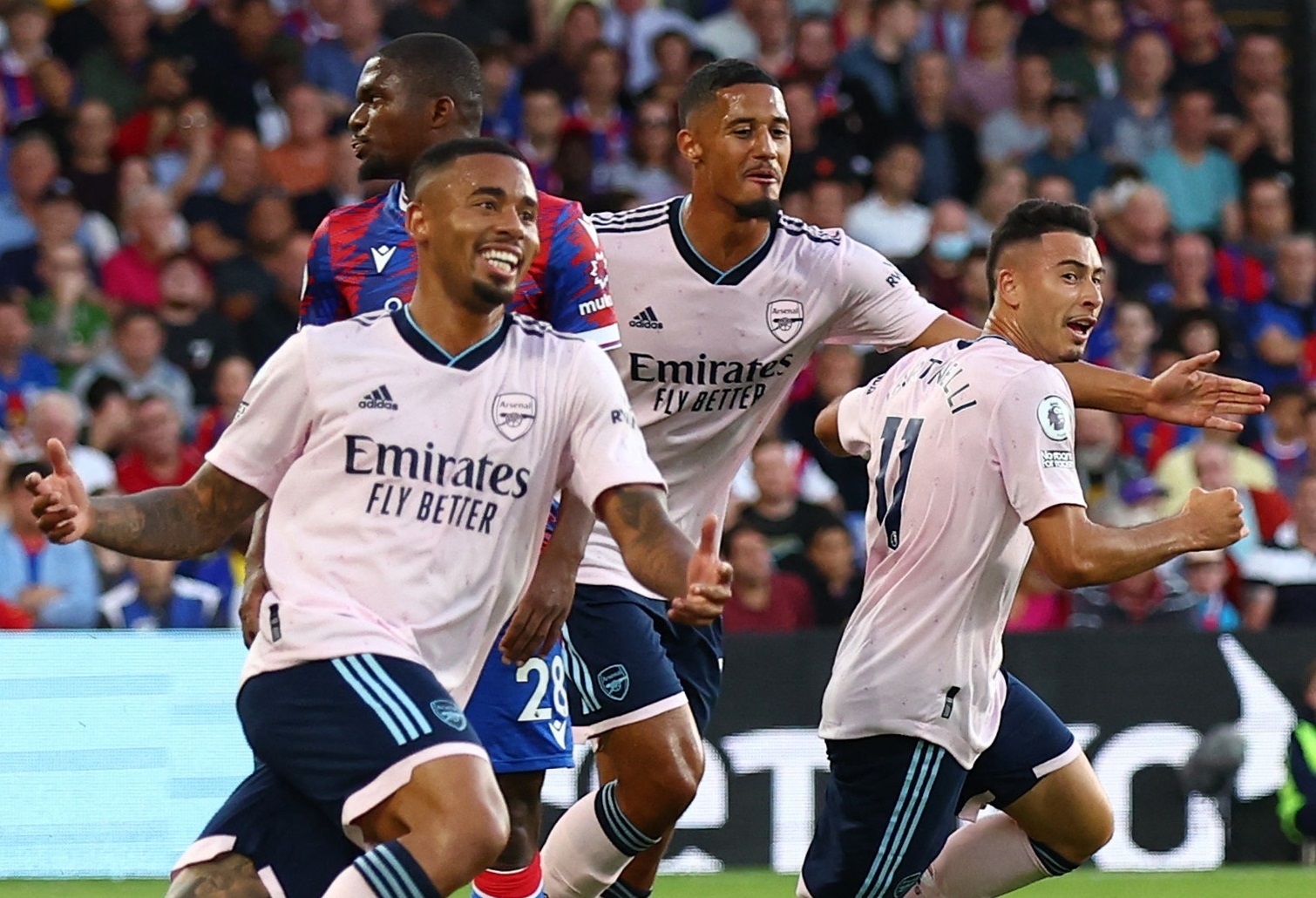 Sao tre sinh nam 2001 giup Arsenal thang tran mo man Premier League hinh anh