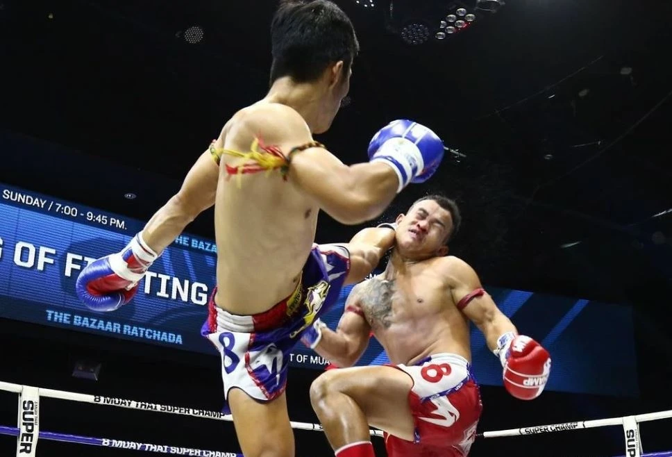 Truong Cao Minh Phat knock-out doi thu Thai Lan tai giai Muay anh 1