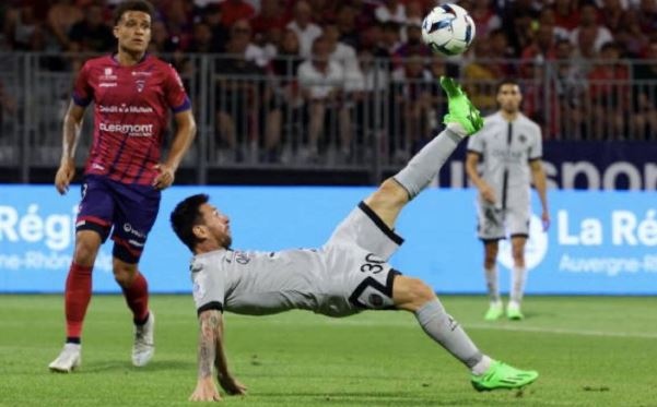 Chi gai Ronaldo che bai sieu pham cua Messi hinh anh