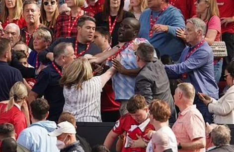 CDV MU danh nhau trong tran thua Brighton hinh anh