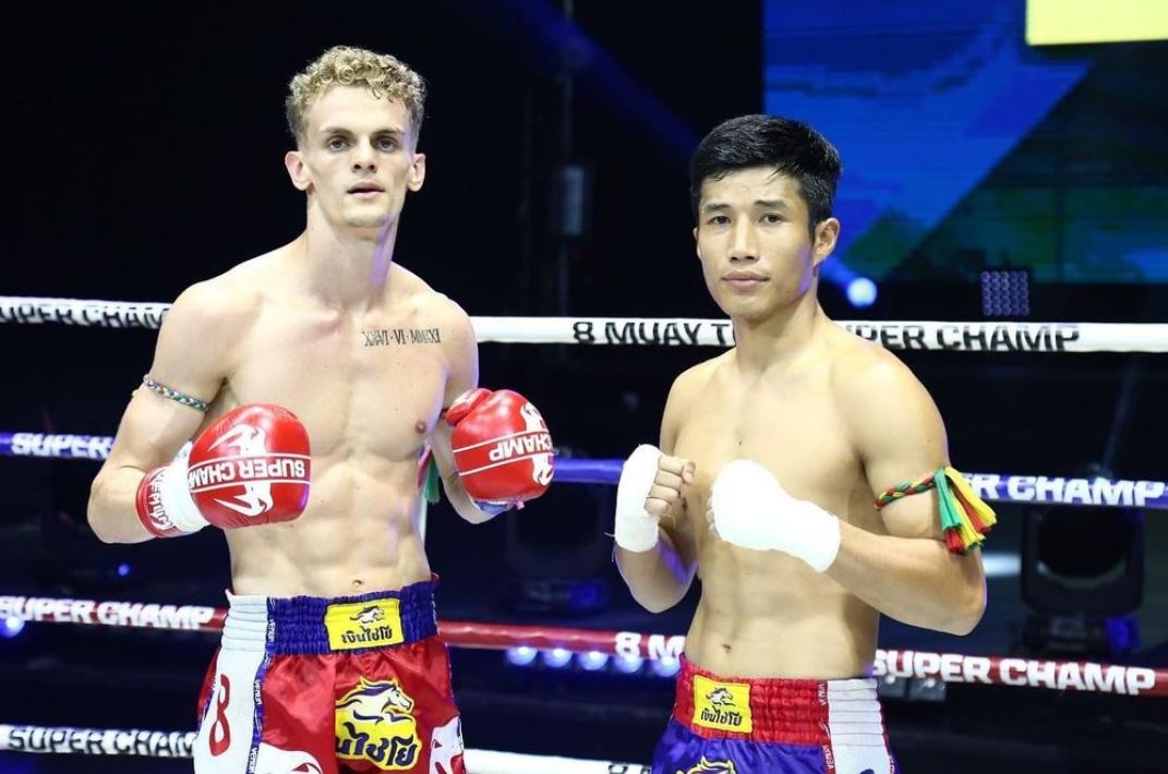 Truong Cao Minh Phat knock-out doi thu Thai Lan tai giai Muay anh 2