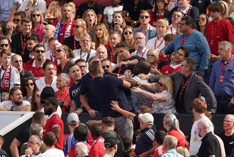 CDV MU danh nhau trong tran thua Brighton anh 1