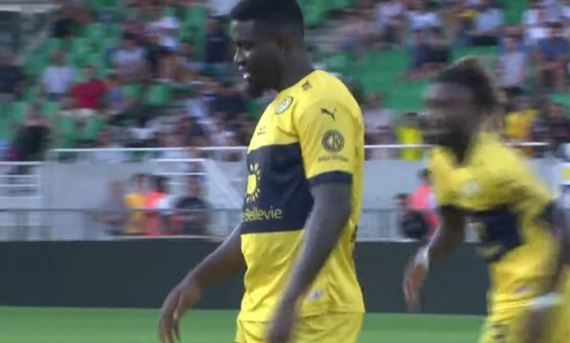 Tien dao Pau ra san voi vong bung qua kho hinh anh