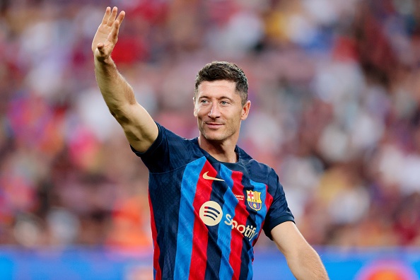 Lewandowski ghi ban va kien tao trong tran thang 6-0 cua Barca hinh anh