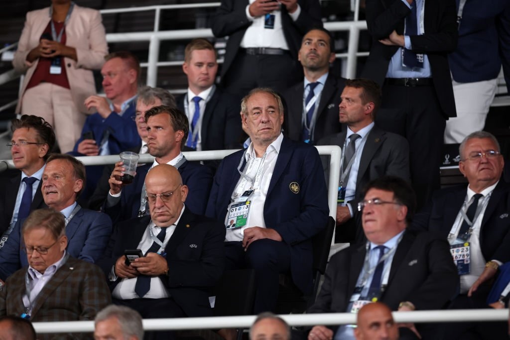 Barca bị chế nhạo ở Siêu cúp Châu Âu ảnh 7 Barca bi che nhao o Sieu cup Chau Au anh 7