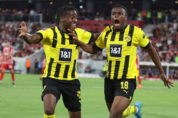 Hai chan sut 17 tuoi giup Dortmund dan dau Bundesliga hinh anh