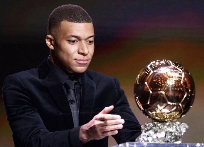 Mbappe tu dien ten vao top 3 Qua bong vang 2022 hinh anh