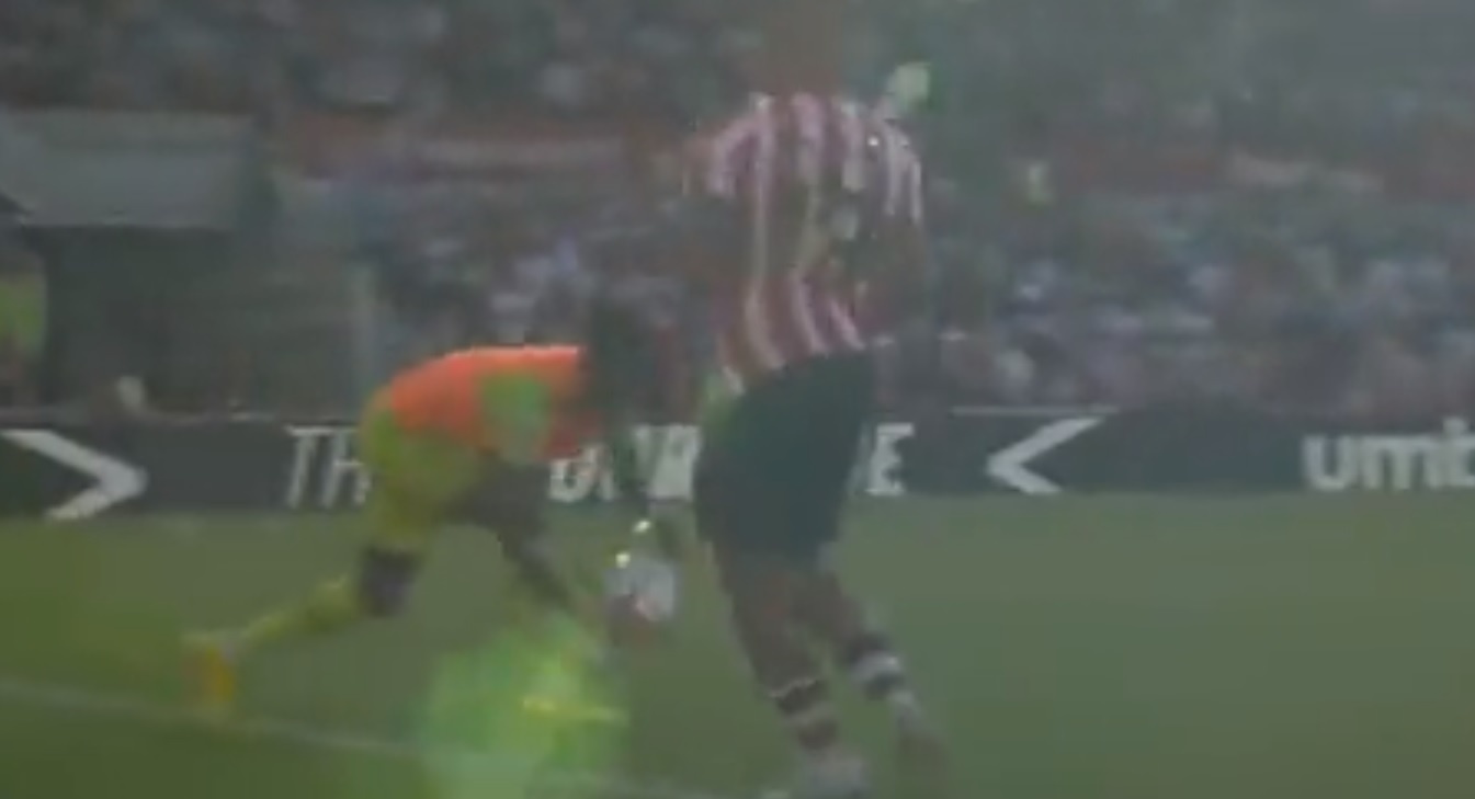 Tien dao MU nhat bong giup doi thu tan cong anh 1