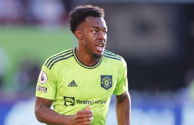 Tien dao MU nhat bong giup Brentford tan cong hinh anh