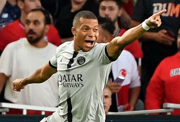 Mbappe lap hat-trick trong tran thang 7-1 cua PSG hinh anh