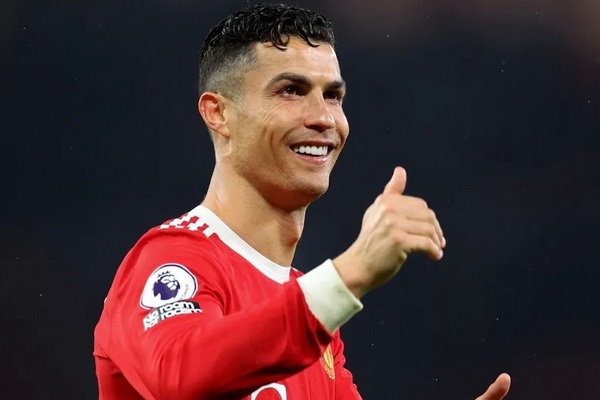 Phan ung cua Ronaldo khi dong doi ghi ban hinh anh