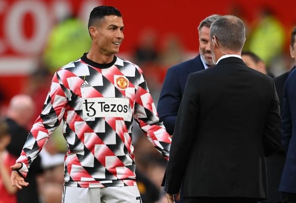 Ronaldo lam ngo Carragher hinh anh