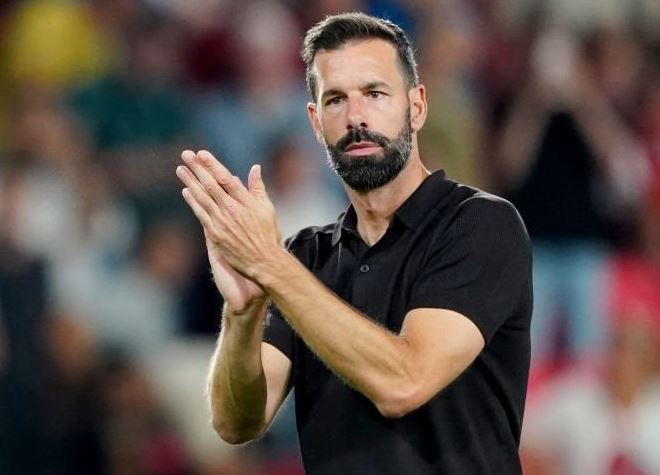 Thay tro Van Nistelrooy mat ve Champions League vi sai lam hang thu hinh anh