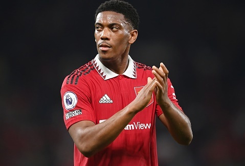 Anthony Martial tiep tuc gap chan thuong hinh anh