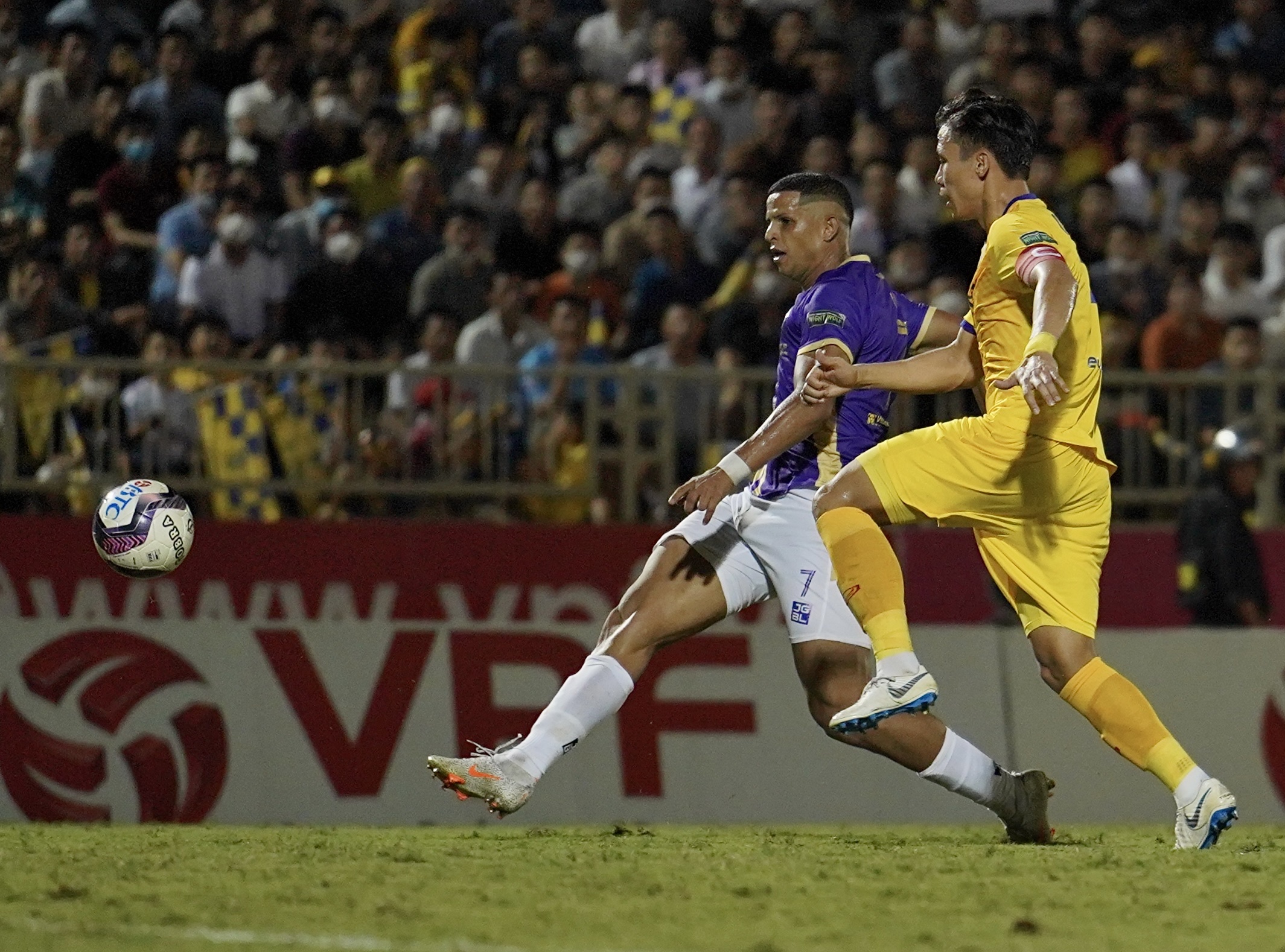 SLNA dau CLB Ha Noi anh 1