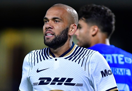 Dani Alves len tieng sau khi bi CDV la o hinh anh