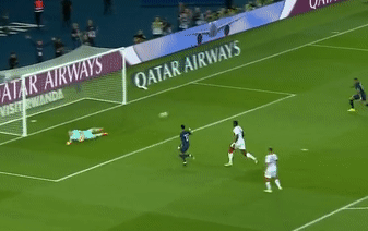 Phản ứng của đồng đội khi Mbappe bỏ lỡ cơ hội trước khung thành trống