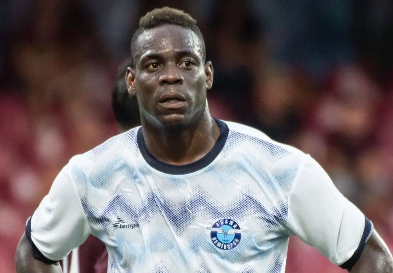 Huan luyen vien doi danh Balotelli hinh anh